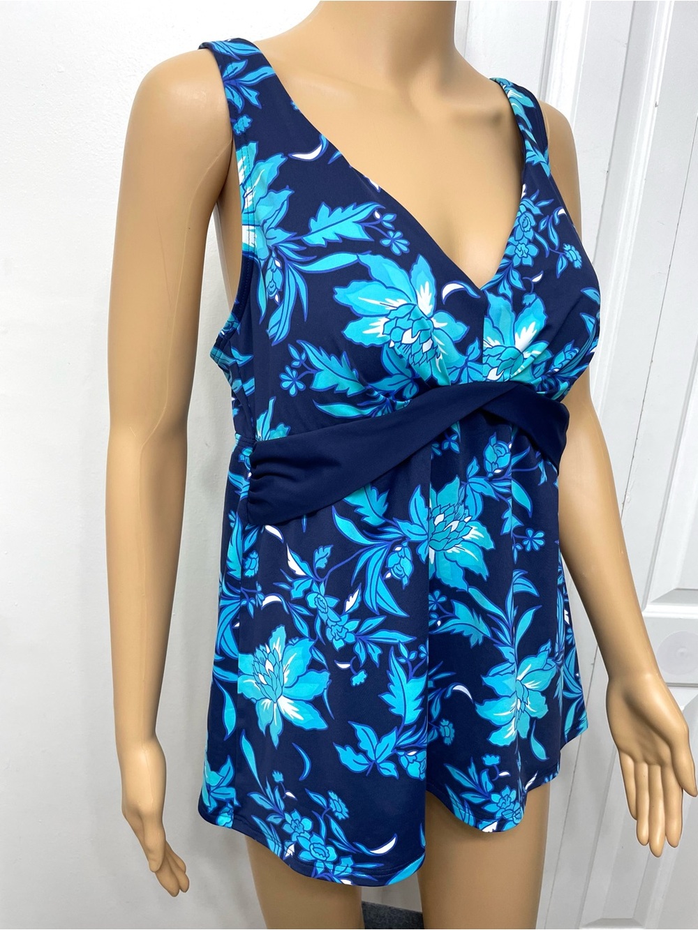 Lands' End Deep Sea Floral Tankini Swimsuit Top built-in-bra 12 Large - Picture 5 of 12